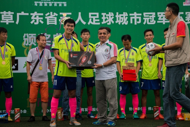 欧冠-莱万梅开二度奥尔莫破门 巴萨3-0布雷斯特