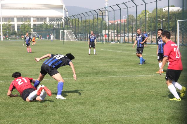 西甲-莱万哑火冈萨雷斯制胜 巴萨0-1莱加内斯